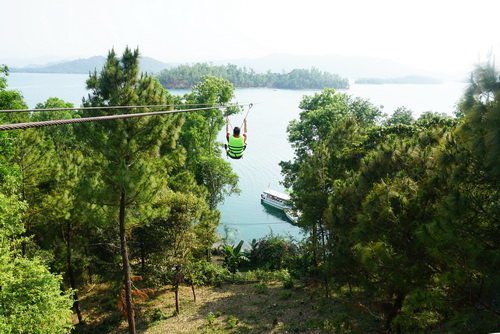 Trải nghiệm zipline dài nhất Việt Nam tại hồ Phú Ninh 